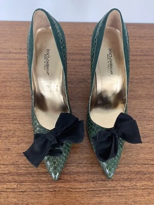 Dolce & Gabbana Zapatos de salón de gamuza y piel de serpiente verde con lazo de satén negro 39 Foto 1 de 4
