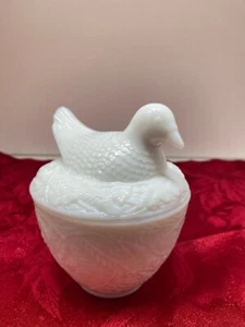 Vintage Avon Milk Glass Bird On Nest - Lidded Candy/Trinket Dish - Picture 1 of 10