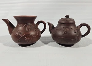Vintage Yixing Zisha lila Ton Keramik Teekanne + Krug Trauben Ranken klein 3" - Bild 1 von 22