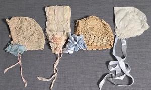 Posten 4 Antik Vintage Baby Handarbeit Spitze Baumwolle Häkel Mütze Wickelband - Bild 1 von 11