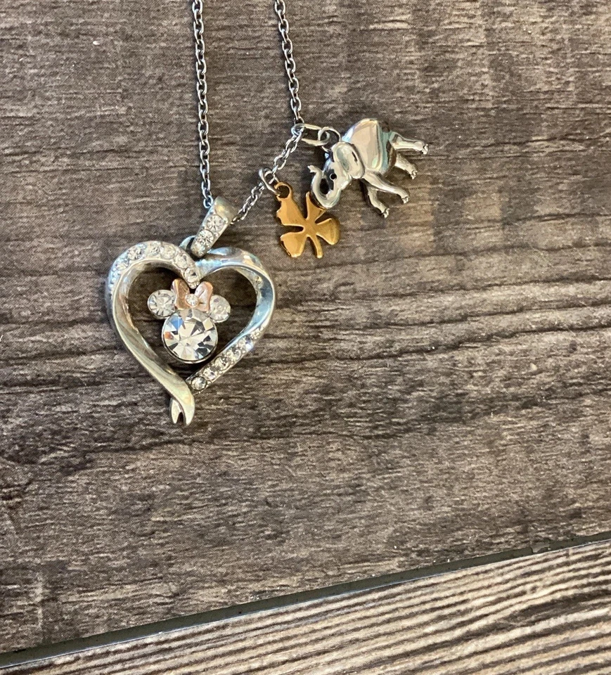 PRATO DE PRATA DA DISNEY, CRISTAIS, CORAÇÃO MINNIE LOVE IS BOWTIFUL COLAR +2 Berloques - Imagem 1 de 1