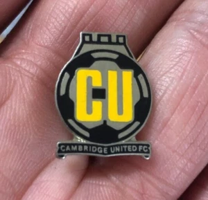 RARE OLD CAMBRIDGE UNITED SMALL CREST ENAMEL PIN BADGE - Picture 1 of 1