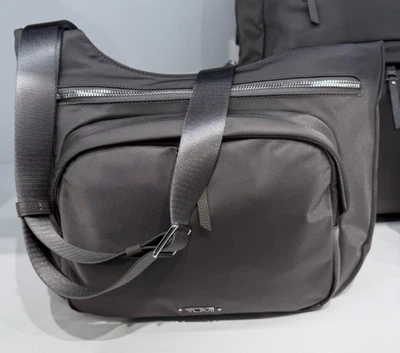 NUEVO Bolso Bandolera Tumi Voyageur SUTTON 12.75” Nylon - ZINC con PLATEADO Foto 1 de 4