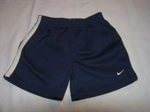 Pantaloncini sportivi Nike bambino blu navy taglia 18 Mos usati in ottime condizioni - Foto 1 di 1