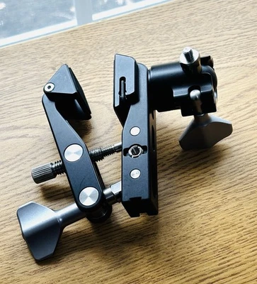 Abrazadera múltiple Really Right Stuff con adaptadores de superficie plana y abrazadera de bola para juntas Foto 1 de 4