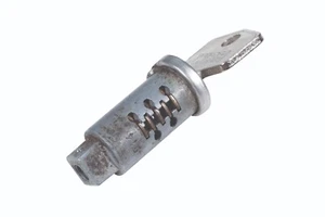 TRIUMPH TR6 BOOT LOCKING BARREL WITH MATCHING KEY FAST POST 518102 - Picture 1 of 3