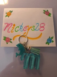 Handgefertigter UV Harz Schlüsselanhänger Buchstabe M in Aqua mit Delfin Anhänger und Quaste Neu ohne Etikett. - Bild 1 von 4