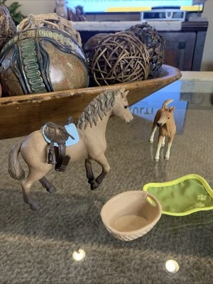 43432 Schleich Horse Club Set Sarah's Baby Animal Care Cuarto Caballo Pony LEER Foto 1 de 4