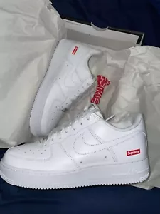 Taglia 7 - Nike Air Force 1 x Supreme Low Box Logo - Bianco - Nuovo con scatola - Foto 1 di 9