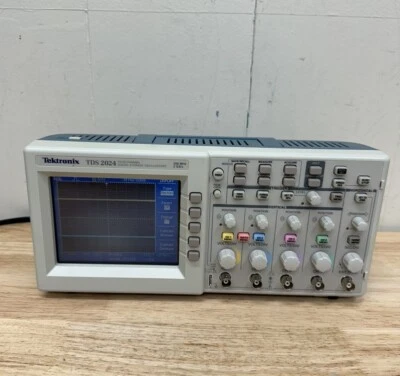 Osciloscopio de almacenamiento digital Tektronix TDS2024, 4 canales, 200 MHz, 2GS/s Foto 1 de 4