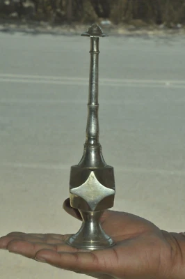 Botella de agua de rosas artesanal vintage de latón fino con forma de estrella Foto 1 de 4