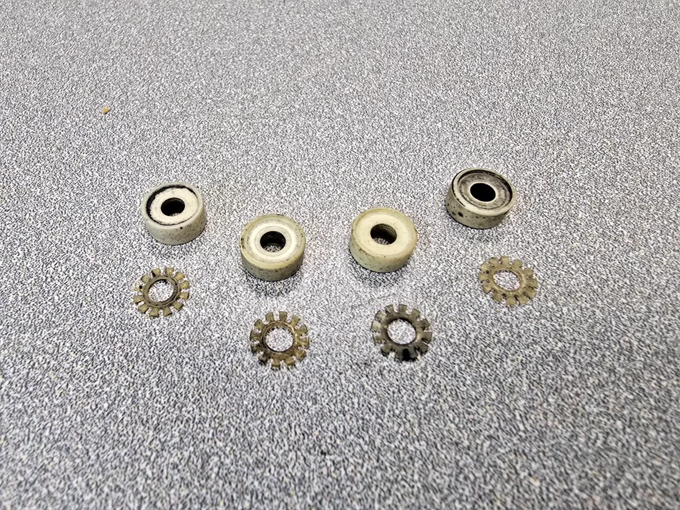 BONITOS RODILLOS GUÍA MARCO VENTANA ORIGINAL PORSCHE 914 914-6 8 PIEZAS CON ARANDELAS Foto 1 de 4