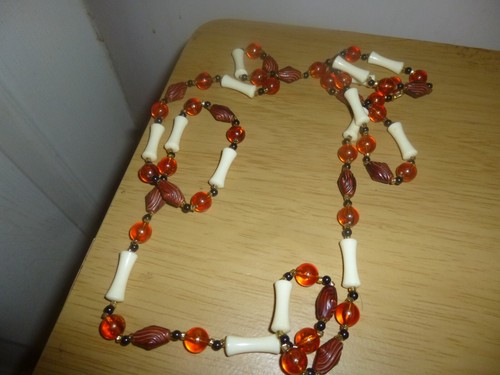 OFF WHITE Perline lunghe in plastica ambra marrone bianco sporco. Collana 124 cm. Var. forme (D32e)