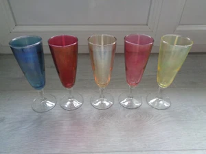 LOT DE 5 FLUTES A CHAMPAGNE DE COULEUR EN VERRE VINTAGE - Photo 1/4