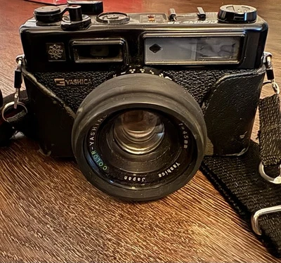 Vintage Yashica Electro 35 Film camera - Image 1 of 3