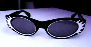 Vtg 1960's ? Black & White Cat Eye Plastic Sunglasses Made in Italy - Picture 1 of 13