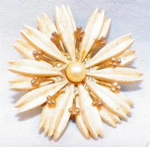 Daisy Earrings Off White Plastic Goldtone Petals Imitation Pearls Clip Vintage - Picture 1 of 3