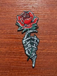 "Rosa rossa in mani fredde morte toppa gotica ricamata ferro su toppa 4x1,5" - Foto 1 di 3