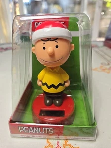 Cappello Babbo Natale Peanuts Charlie Brown Solar Bobble Head alto circa 5" nuovo con scatola - Foto 1 di 4