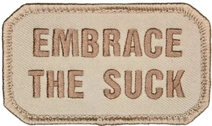 MSM ABRACE THE SUCK MILSPEC MONO MILITAR TÁCTICO DESIERTO GANCHO MORAL PARCHE - Imagen 1 de 2