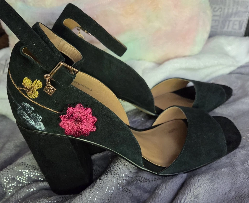 Tacones Nanette Lepore para mujer 7,5 Martina gamuza negra con flores bordadas Foto 1 de 4