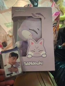 Muñeca de peluche y tarjeta fotográfica ATEEZ ANITEEZ Pop Up in Illusion SANdeoki San nueva caja Dmg - Imagen 1 de 2