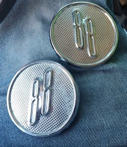 PAIR Vintage 1955 OLDSMOBILE SUPER 88 Door Panel Emblem Great Condition Original - Foto 1 di 6