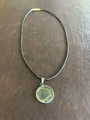 Moneda francesa de diez francos de aluminio 1952 en un collar de cordón de cuero.  Wild Toning! Foto 1 de 4