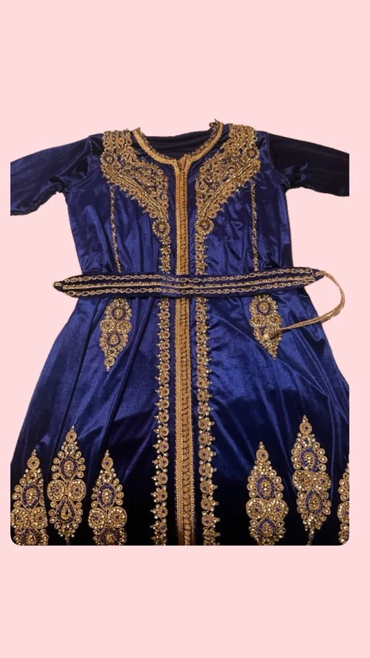 ✧・゚: caftán marroquí de terciopelo azul con bordado dorado, cinturón a juego :・゚✧ Foto 1 de 2