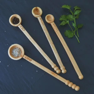 Cucharas medidoras de madera musave beige natural tallada a mano de Ruanda - Imagen 1 de 4