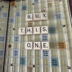 Scrabble Travel Edition Gioco da Tavolo Family Road Trip Custodia Cerniera Nera - Foto 1 di 5