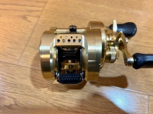 Shimano 18 CALCUTTA CONQUEST 300 Right Handed Bait Casting Reel - Picture 1 of 5