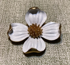 Vintage Trifari Crown White Dogwood Flower Gold Tone 1 1/4 Inch Brooch Pin - Picture 1 of 4