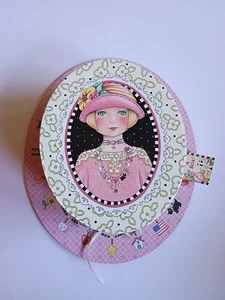 Muy Bonito Almacenamiento Mary Englebreit ME Sombrero Caja Regalo Novedad Rosa Amarillo 10.5x9" - Imagen 1 de 13