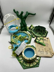 Rare Vintage 1975 Young Sweethearts Wishing Well Park With Box (Not Complete) - Bild 1 von 12