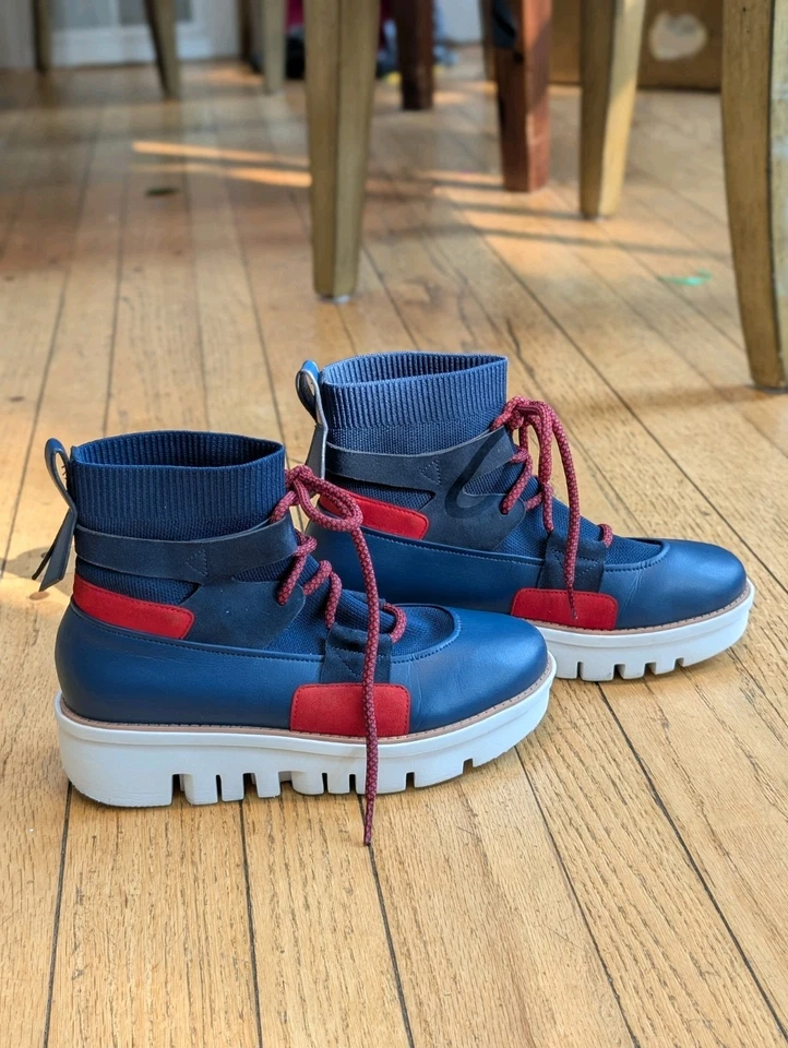 Botines para mujer Fitflop de cuero tejido con encaje. Talla W6. Azul marino/rojo. Foto 1 de 4