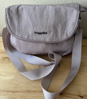 Bolso Bandolera BAGGALLINI Rosa Rubor Brillante Nylon Solapa-NUEVO NUEVO SIN ETIQUETAS Foto 1 de 4