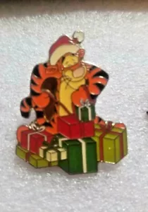Disney Tigger Opening Gifts Santa Hat Emaille Pin Christmas Series VNTG - Bild 1 von 5
