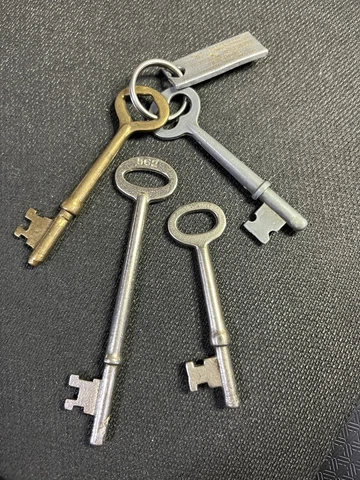Antique lot of 4 skeleton keys steel iron brass around 2.5 - 3.5 in mixed lot Cover