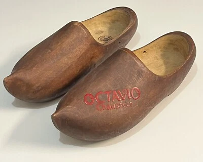 Paire de sabots anciens marron en bois.déco vintage - Photo 1/4