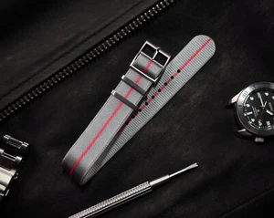NATO Strap Single Pass Uhrband High Quality Nylon Twill 20mm Grau Rot gestreift - Bild 1 von 4