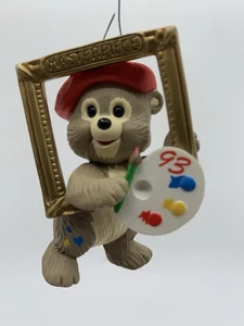Vintage 1993 Hallmark Andenken Weihnachtsschmuck Bärchen geschenkt Bär Farbe Kunst - Bild 1 von 9