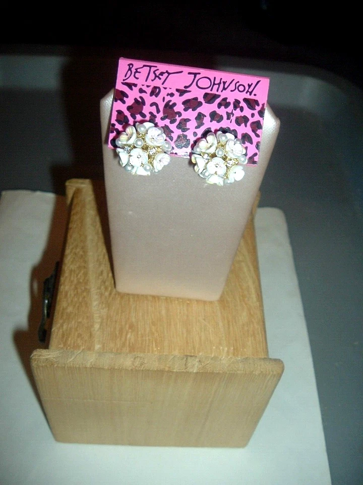 PENDIENTES PERFORADOS Betsey Johnson oro bola perlas flores cristal blanco resina-nuevos con etiquetas Foto 1 de 4