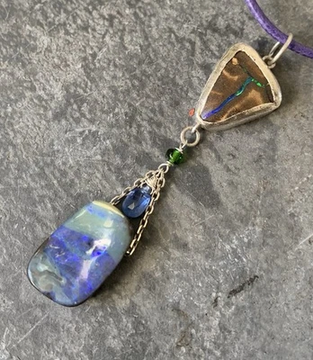 Pendente In Argento, Cianite, Diopside Di Cromo, 2 Opali Boulder Dell'Australia - Immagine 1 di 4
