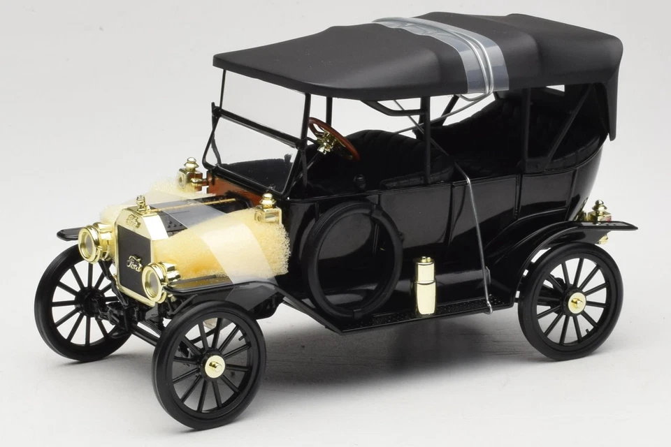 4315 Ford Model T Soft Top Black Universal Hobbies 1:18 - Image 1 of 4