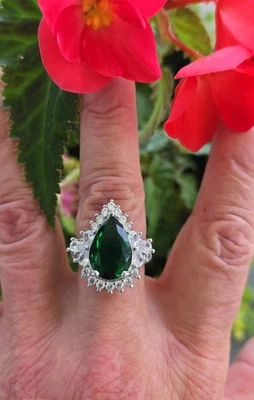 Esmeralda corte pera grande con anillo halo de topacio, rodio/plata, talla 6 Foto 1 de 4