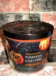 Bath & Body Works Candela profumata intaglio zucca 3 stoppini + oli essenziali 14,5 oz - Foto 1 di 5