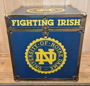 Vintage Notre Dame Fighting Irish Foot Locker Truhe Kofferraum selten 15,5"X15,5"X15,5" - Bild 1 von 11