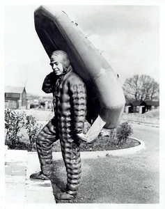 1948 Vintage Photo RAF pilot testing exposure scuba diving suit at Farnborough - Picture 1 of 2