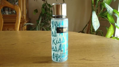 Victoria's Secret Perfume Aqua Kiss Shimmer 8.4 OZ Spray Niebla Corporal Foto 1 de 4
